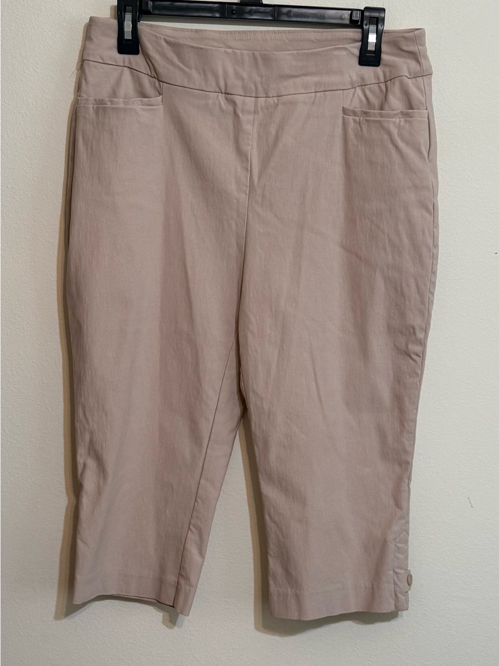 Chico's Pull-On Crop Capris in Light Taupe size 1  (US 8-10)